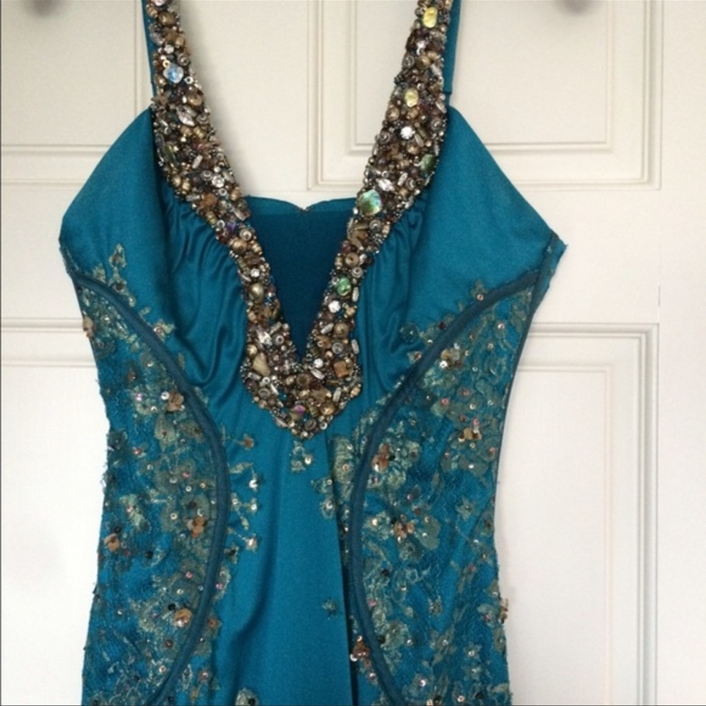 Mandalay dress size 8 (Size run small) It’s like new